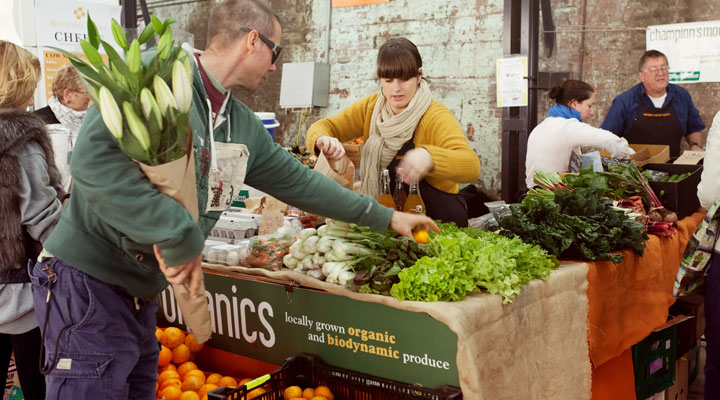 Man buying organic produce at the local market